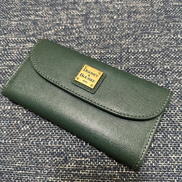 Dooney & Bourke Handbags - Dooney & Bourke wallet